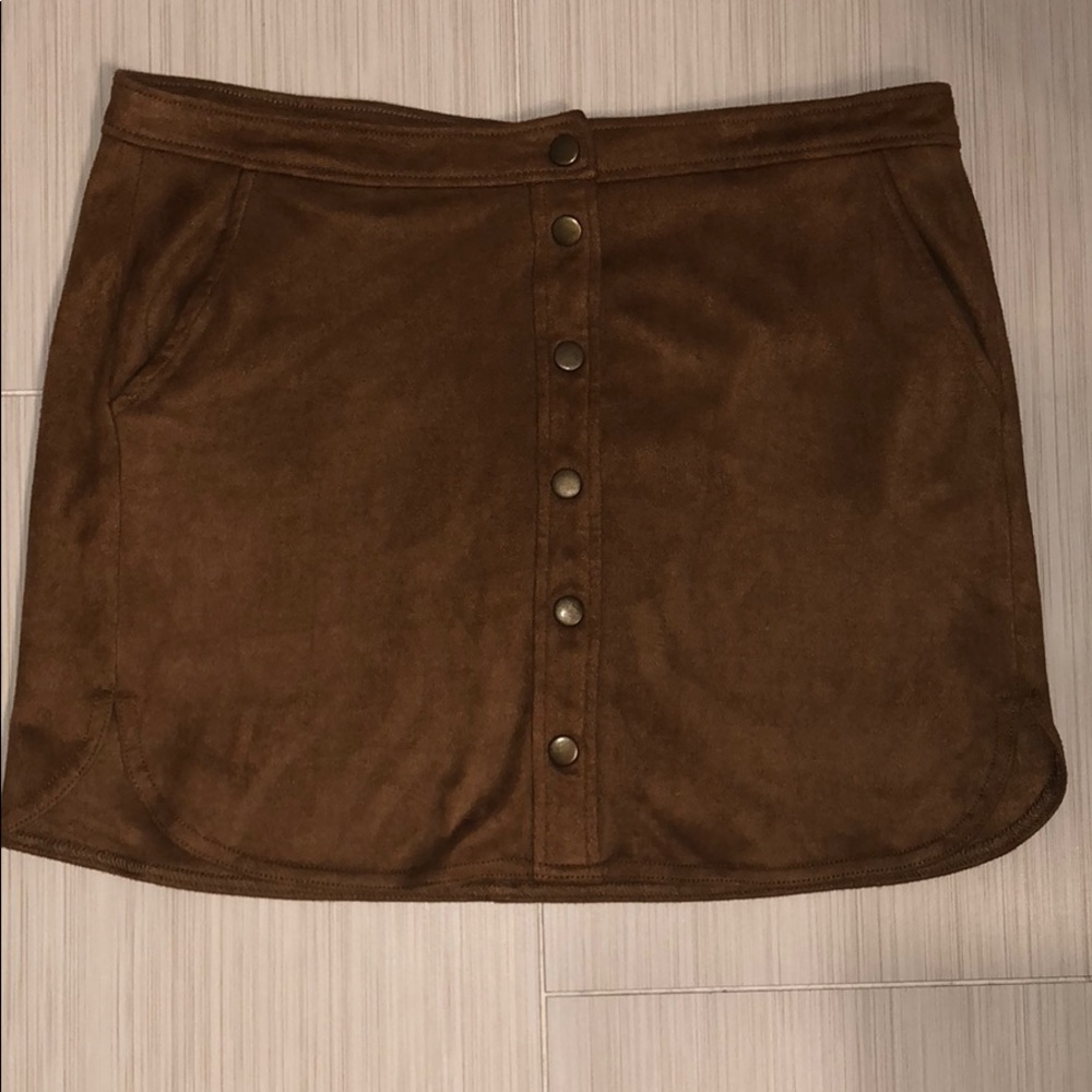 TAN SUEDE SKIRT WITH BUTTONS AND POCKETS SIZE 9